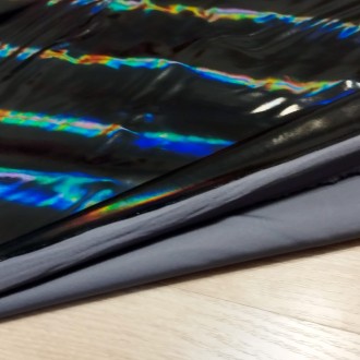 czarny w opalizujące pasy